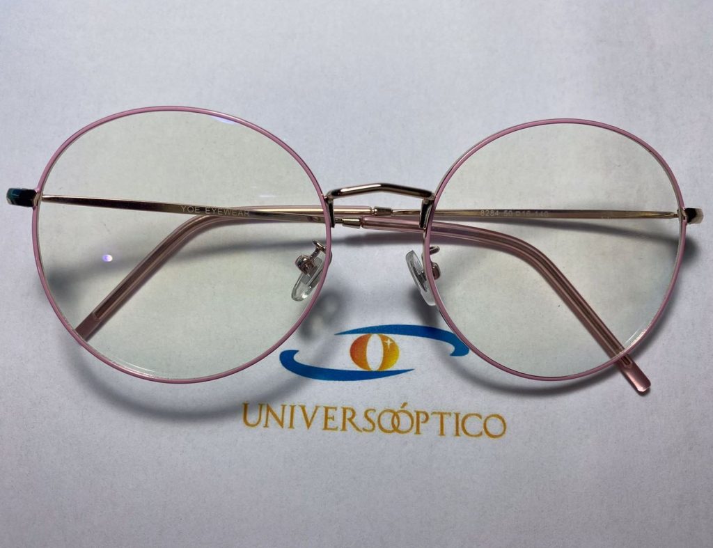 Armazón UP102, de forma redondeada y contorno fino en rosa.