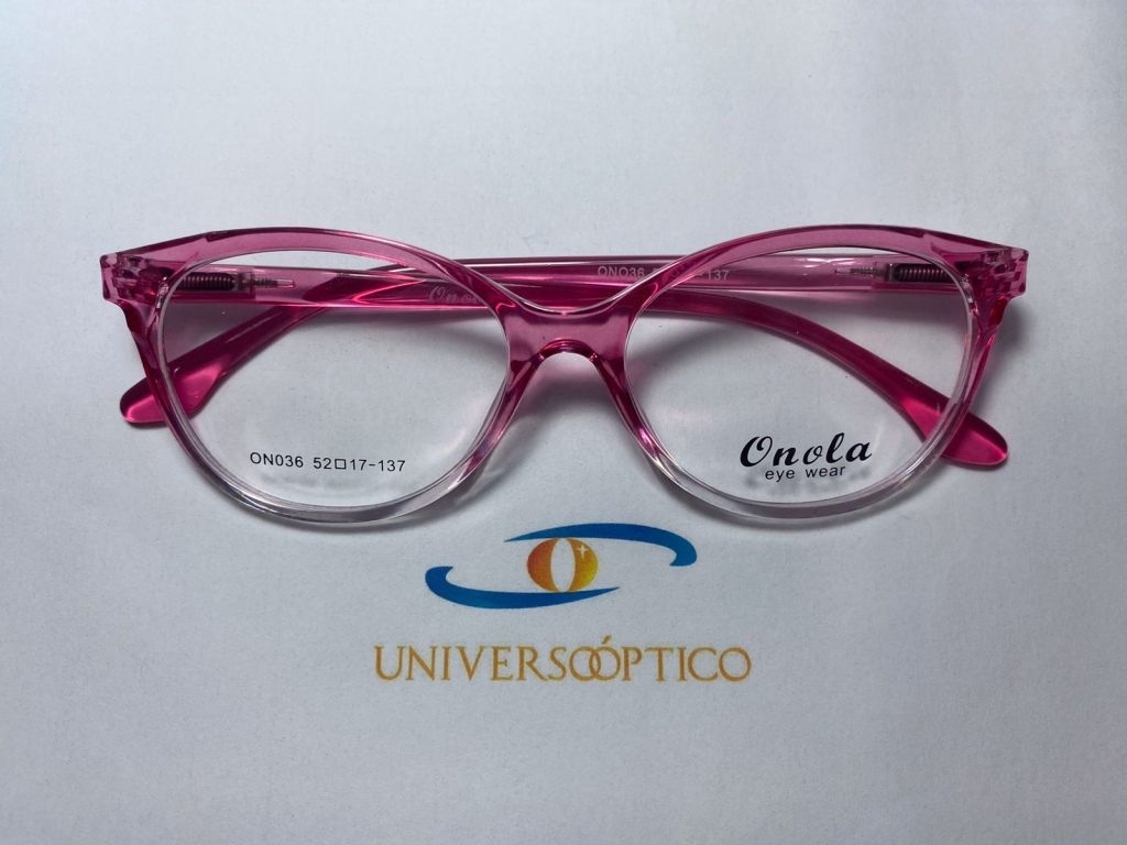 Armazón UP118, tipo cat eye con extremos superiores elevados.