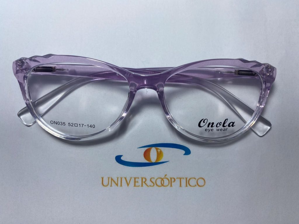 Armazón UP119, tipo cat eye en lila claro, con extremos superiores elevados y borde inferior transparente.