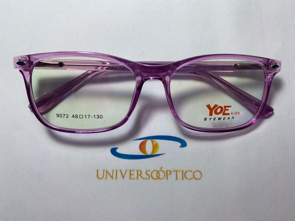 Armazón UP126, rectangular en morado translúcido, con esquinas redondeadas.