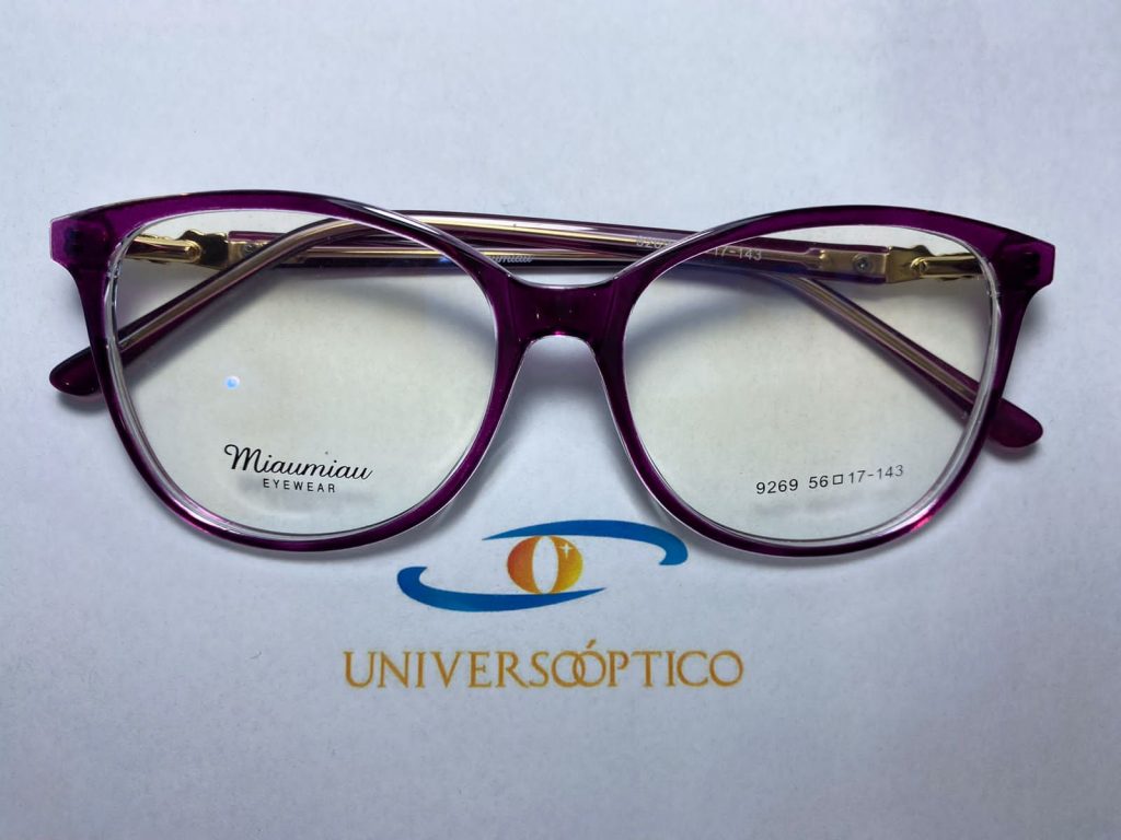 Armazón UP129, morado de forma cuadrada redondeada y frente ancho.