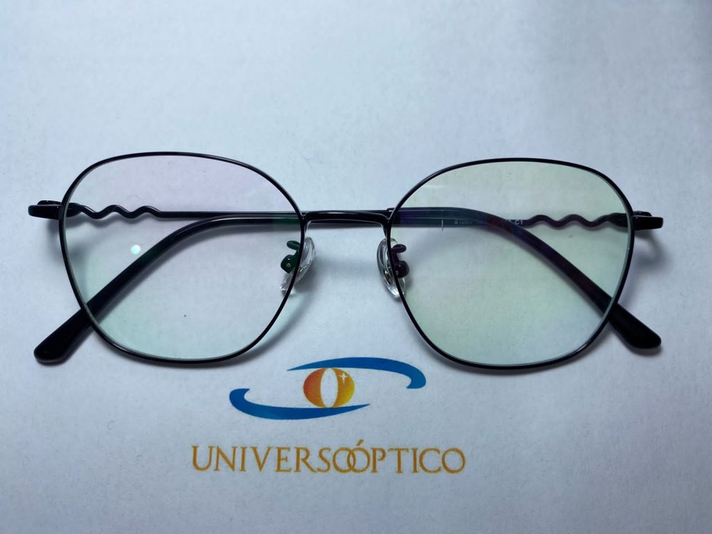 Armazón UP132, negro de aros redondeados y contorno fino.