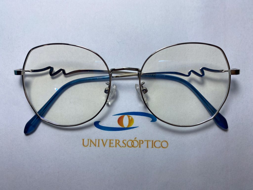 Armazón UP140, de forma cuadrada redondeada y contorno fino oscuro.