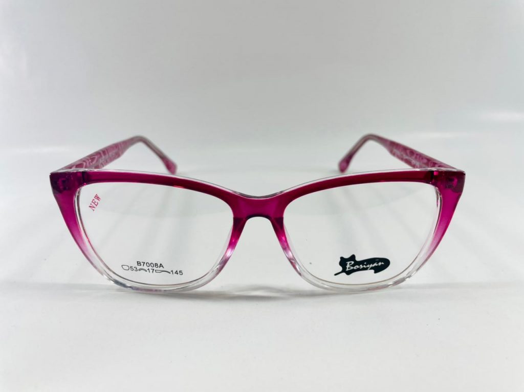 Armazón UP148, tipo cat eye con borde superior fucsia y parte inferior transparente.