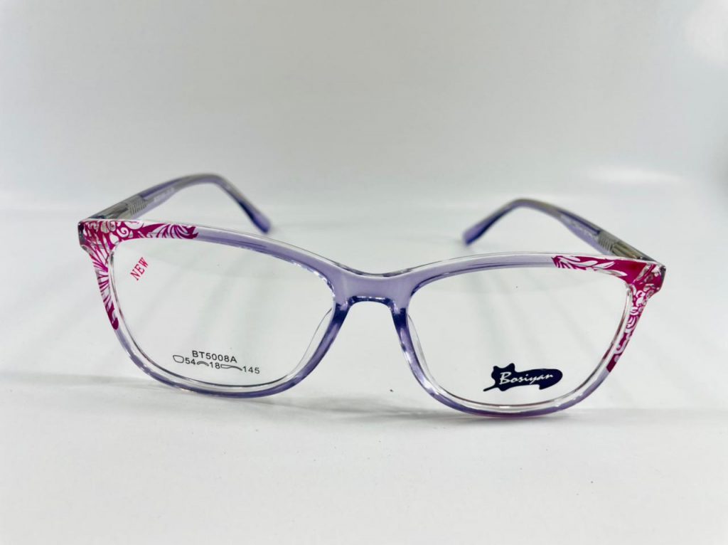 Armazón UP149, tipo cat eye en lila translúcido, con extremos fucsia decorados con motivos blancos.